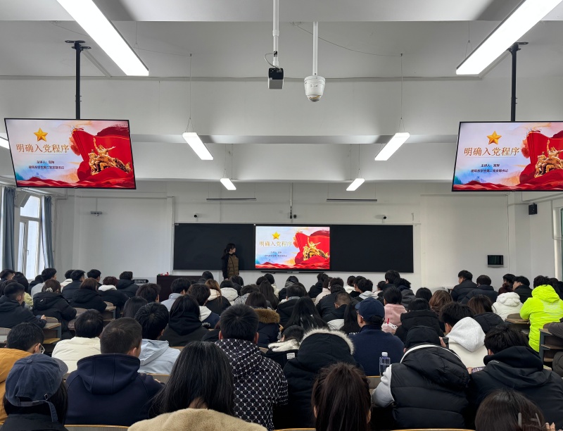 宫琳讲党课.jpg