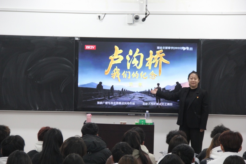 徐珊珊 看纪录片.jpg